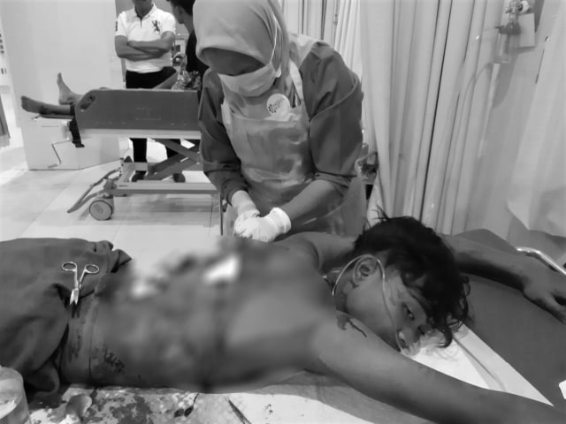Seorang dokter mengobati korban pengeroyokan orang tidak dikenal. Foto: Dok. istimewa