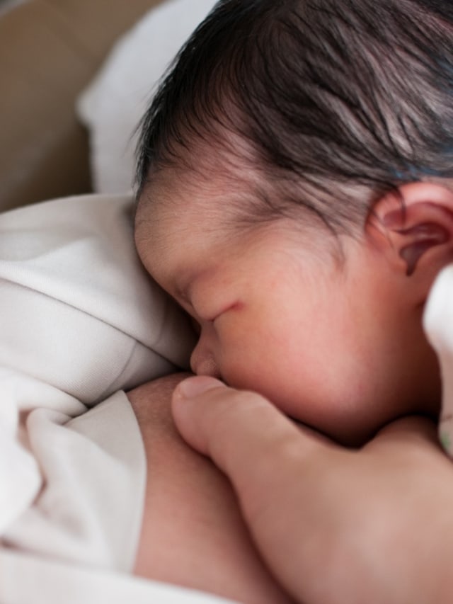 Ilustrasi ibu menyusui bayi. Foto: Shutterstock