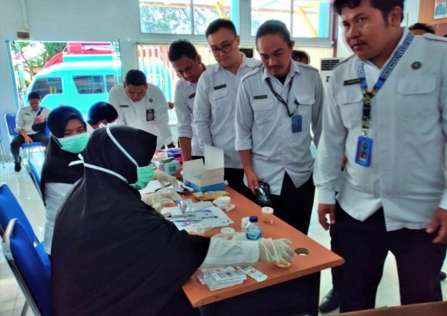 Pegawai BNN Provinsi Gorontalo secara bergiliran memberikan sampel untuk diuji. Senin, (4/11). Foto : Dok Banthayo.id