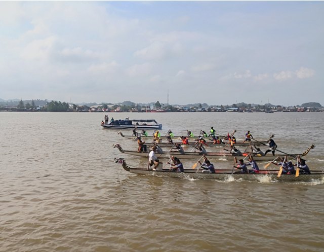 Kegiatan lomba dayung perahu naga | Photo by Karja/Risky