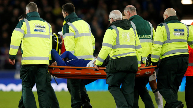 Andre Gomes saat ditandu karena patah kaki di laga Everton vs Tottenham