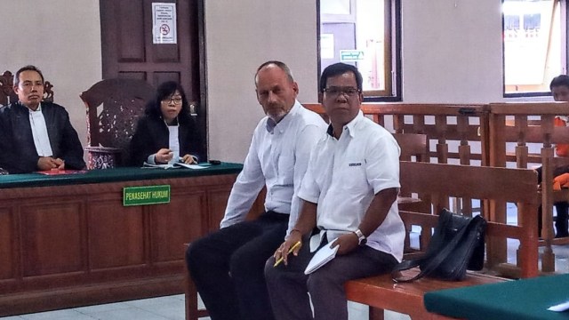 Eric Roer di kursi terdakwa PN Denpasar bersama peterjemahnya, Senin (4/11) - kanalbali/KR14