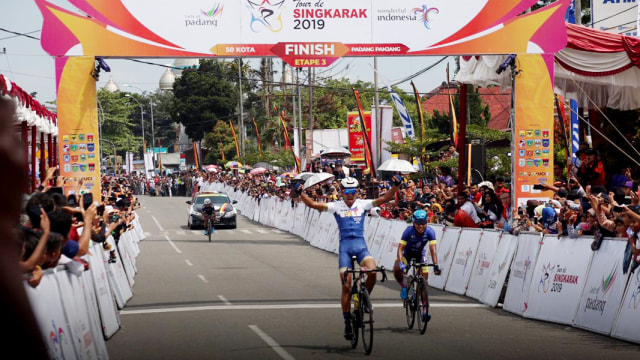 Grospe Ismael dan Suryadi Bambang sampai di garis finish (Foto: Tim Media TdS 2019)