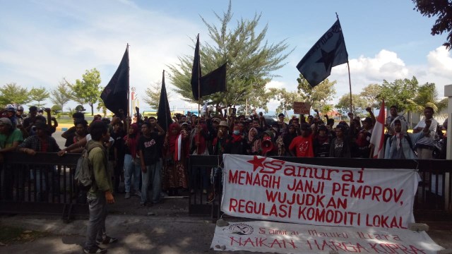 Samurai Maluku Utara mendesak pemerintah daerah menaikkan harga komoditas lokal. Foto: Rajif Duchlun/cermat