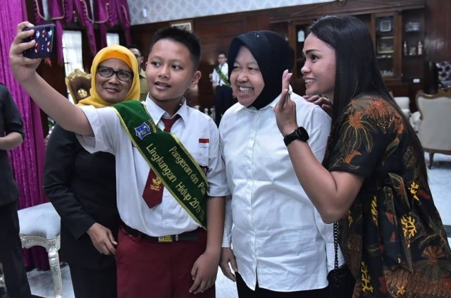 Wali Kota Surabaya Tri Rismaharini saat diajak selfie dengan salah satu finalis Pangeran dan Putri Lingkungan Hidup 2019. Foto-foto : Dok. Dispendik Surabaya