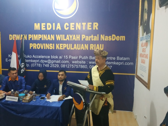 Mantan Wali Kota Padang Fauzi Bahar saat konfrensi pers di Kantor Nasdem Batam. Foto : Zalfirega/kepripedia.com