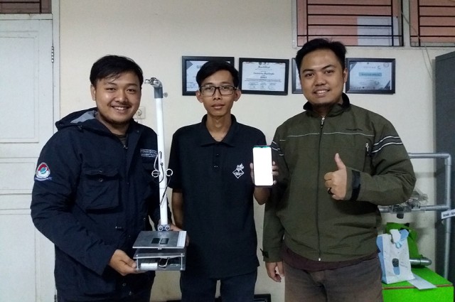 Tim pembuat Sicaket, robot prototipe yang menjadi juara I pada ajang IoT pada Munas Permikomnas di Unsil Tasikmalaya. (Rd Algifari Suargi)