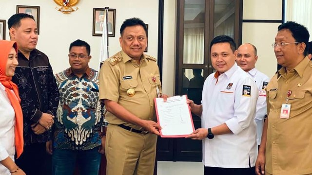 Gubernur Sulawesi Utara, Olly Dondokambey menyerahkan dokumen NPHD yang telah ditandatanganinya kepada Ketua KPU Sulut, Ardiles Mewoh (foto: istimewa)