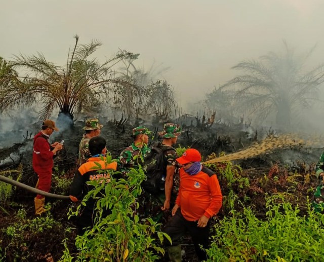 Satgas karhutla masih terus berupaya bersiaga memadamkan kebakaran lahan di Sumsel. (foto: BPBD Sumsel)