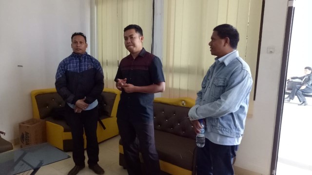 Tiga saksi, Yohanes Tangupati (mantan ajudan Sekda NTT), Aprianus Rondak (mantan ajudan Lebu Raya) dan Tobhias Lanoe (tenaga kontrak pada Dinas PRKP NTT usai bersaksi di persidangan, Senin (4/11). Foto: Tommy Aquino. 