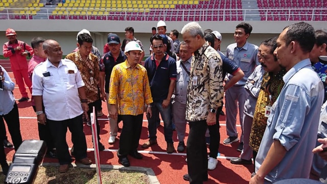 Ganjar Pranowo bersama Wali Kota Solo saat kunjungi Stadion Manahan Solo. (Agung Santoso)