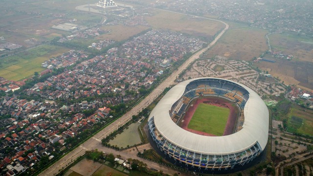 Foto udara Stadion Gelora Bandung Lautan Api (GBLA) di Gedebage, Bandung, Jawa Barat, Senin (4/11/2019). Foto: ANTARA FOTO/Raisan Al Farisi