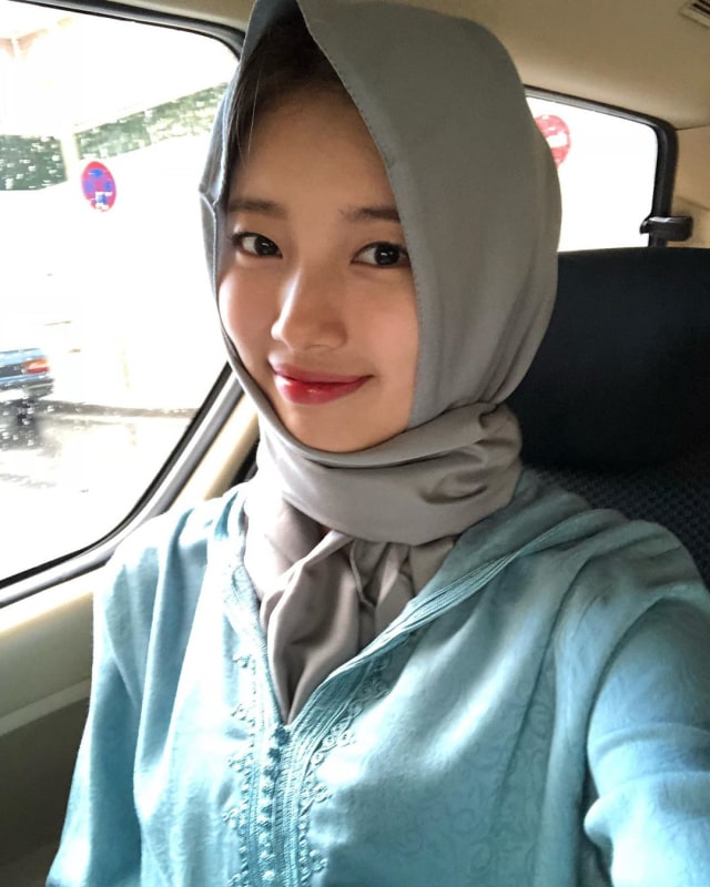 Bae Suzy dalam balutan hijab. Foto: Instagram/@skuukzky