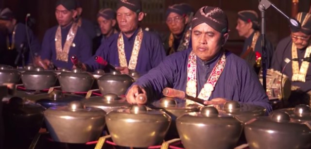Abdi Dalem Keraton Yogyakarta sedang memainkan Gamelan. Foto: Istimewa.