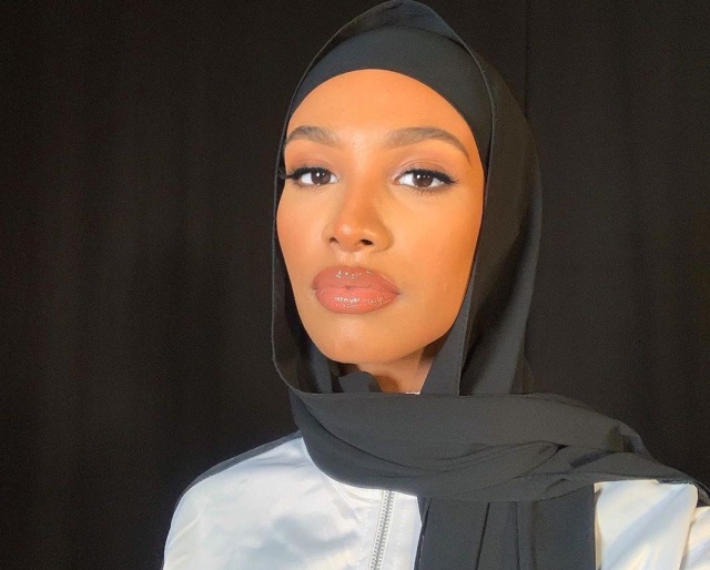 Ikram Abdi Omar, model hijab pertama untuk merek Burberry  Foto: Instagram @ikramabdi