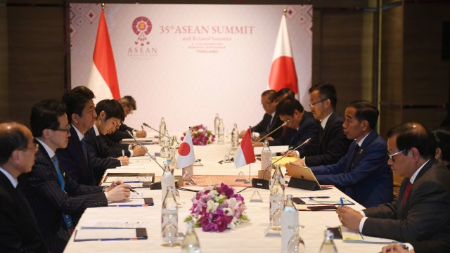 Presiden Joko Widodo (kedua kanan) berbincang dengan Perdana Menteri Jepang Shinzo Abe (ketiga kiri) dalam pertemuan bilateral di sela-sela KTT ke-35 ASEAN di Bangkok, Thailand, Senin (4/11/2019). Foto: ANTARA FOTO/Akbar Nugroho Gumay