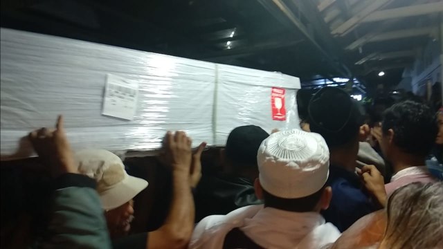 Tiba di Tasikmalaya, Jenazah Afridza Munandar Langsung Dimakamkan (12016)