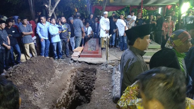 Tiba di Tasikmalaya, Jenazah Afridza Munandar Langsung Dimakamkan (12017)