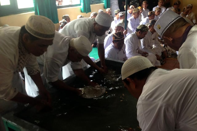 Para Abdi Dalem Keraton Kasepuhan Cirebon melaksanakan ritual Siraman Panjang. (Juan)