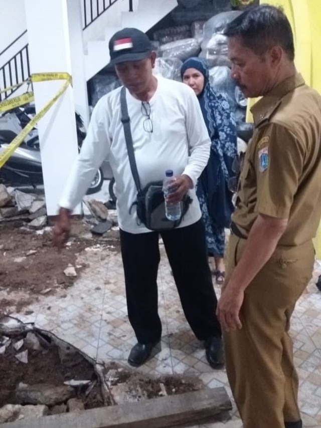 Petugas dan warga menunjukkan lokasi meledaknya Septic Tank di Cakung, Jakarta Timur.  Foto: Dok. Istimewa