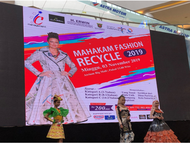 Selain untuk meningkatkan kepedulian masyarakat terhadap kebersihan lingkungan, juga sebagai ajang untuk berkreasi dalam bidang fashion | Photo by Karja/Nadya