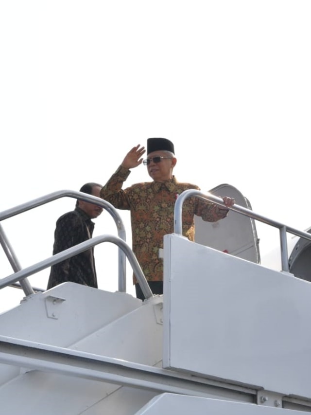 Wakil Presiden Ma'ruf Amin memberikan hormat sebelum memasuki pesawat saat akan kunjungan kerja ke Bandung, Jawa Barat.  Foto: Dok. Setwapres