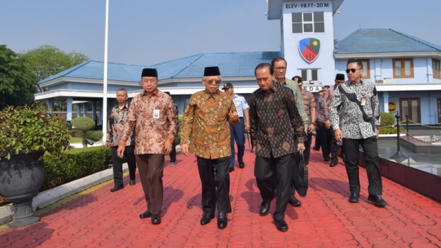 Wakil Presiden Ma'ruf Amin (kedua kiri) berjalan menuju pesawat saat akan kunjungan kerja ke Bandung, Jawa Barat.  Foto: Dok. Setwapres