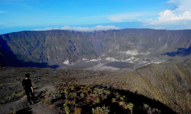 Kaldera Raksasa Tambora terlihat dari titik tertinggi Gunung Tambora (2.851 mdpl)