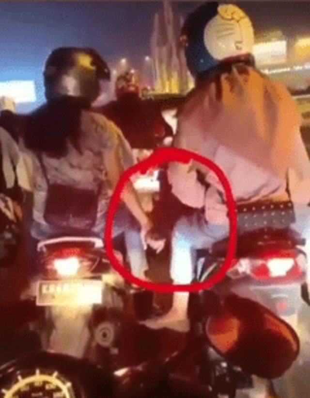 Pegangan Tangan Saat Berkendara Pasangan Ini Bikin Warganet Jengkel Kumparan Com