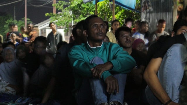 Warga asyik menonton layar tancap di Jalan Sartika, Kelurahan Kelayan Selatan, Banjarmasin pada Senin (4/11/2019). Foto: FSB