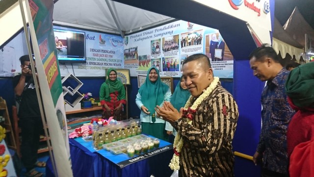 Bupati Slamet Junaidi dan istri Wakil Bupati Vanny Dariany beserta Forpimda membuka pameran pembangunan Hari Jadi Sampang ke-396, Senin (4/11/2019) pukul 20.00 WIB. (Ryan/MM).