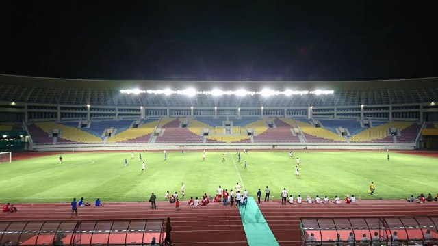 Stadion Manahan saat malam hari. (Tara Wahyu)