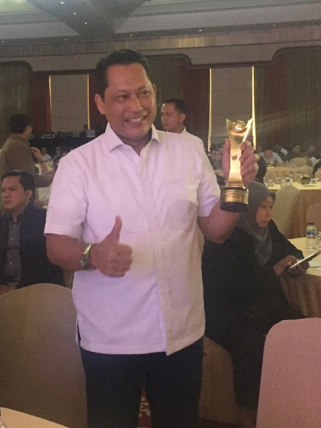 Direktur Utama Bulog, Budi Waseso  mendapat penghargaan BUMN Branding & Marketing Award 2019 di Ritz Carlton Mega Kuningan, Jakarta, Selasa (5/11).  Foto:  Nurul Nur Azizah/kumparan 