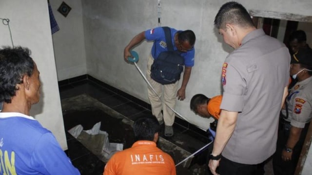 Polres Jember bersama Tim DVI Polda Jatim membongkar lantai mushalla yang diduga tempat korban pembunuhan yang dicor di Desa Sumbersalak, Kecamatan Ledokombo, Kabupaten Jember Foto: ANTARA