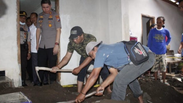 Ibu dan Anak Saling Tuding Membunuh dan Membeton Surono Dalam Musala (109)