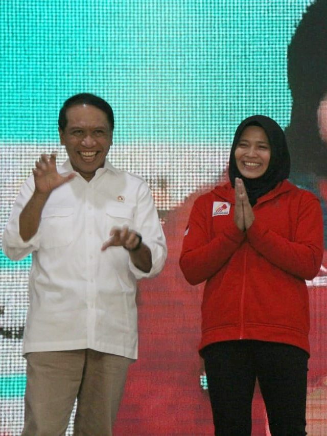 Menpora Zainudin Amali (kiri) memberikan bonus kepada atlet juara dunia di Kantor Kemenpora, Jakarta, Selasa (5/11/2019). Foto: Nugroho Sejati/kumparan 