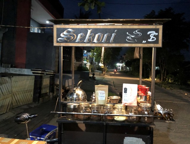 Unik dan khas, itulah dua kata yang menggambarkan bisnis kopi keliling yang dijalani oleh Enot, owner Sekoci. | Photo by Karja/Nadya