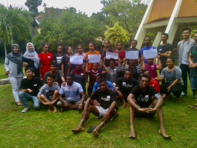 Calon mahasiswa UGM dari Kabupaten Mappi Papua saat mengikuti outbound di Wisma Pojok Indah, Yogyakarta akhir pekan lalu. Foto oleh : Widi Erha