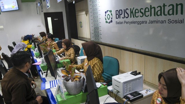 Pegawai melayani warga di kantor Badan Penyelenggara Jaminan Sosial (BPJS) Kesehatan Jakarta Pusat, di kawasan Matraman. Foto: ANTARA FOTO/Galih Pradipta