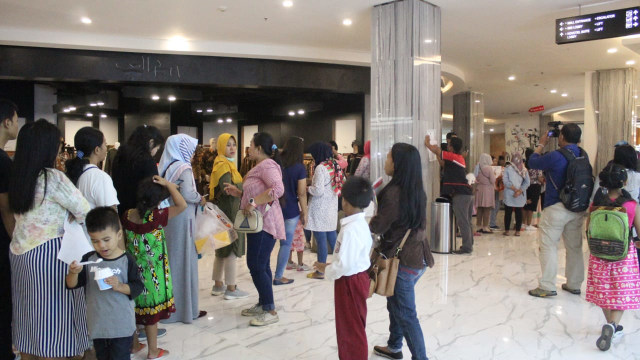 Antrean mengular warga yang ingin mendapat fasilitas pencatatan dokumen sipil secara gratis di Malioboro Mall, Selasa (5/11/2019). Foto: Birgita