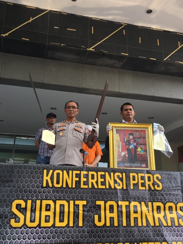 Kasubbit Penmas Polda Metro Jaya I Gede Nyeneng (kiri) menuunjukkan barang bukti saat Konferensi pers pemilik mobil B 1 RI yang menghalangi jalur tamu undangan pelantikan Jokowi-Ma'ruf. Foto: Raga Imam/kumparan