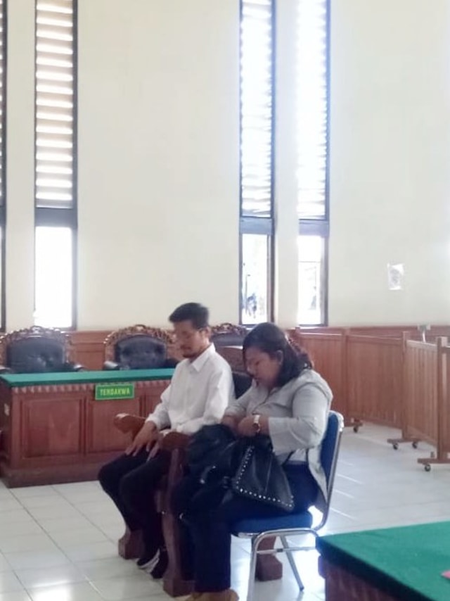Terdakwa Yan (kiri) menjalani sidang di Pengadlan Negeri Denpasar, Bali.  Foto:  Denita BR Matondang/kumparan 