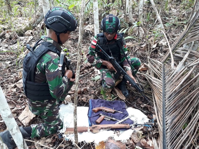 Penemuan tiga senjata rakitan di hutan pinggiran Distrik Muara Tami, perbatasan Indonesia dan Papua Nugini. (Dok: Satgas Yonif 713/ST)
