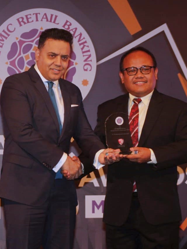 Bank Syariah Mandiri menerima penghargaan dari Cambridge International Financial Advisory (IFA), lembaga internasional yang berbasis di London. Penghargaan diberikan di ajang Islamic Banking Award di Muscat, Oman. Foto: Dok. Bank Syariah Mandiri