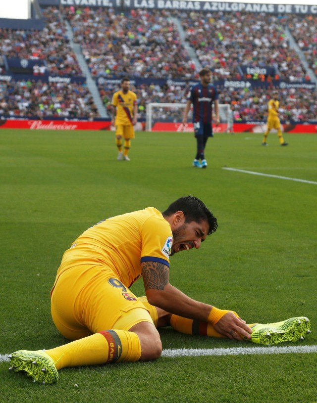 Luis Suarez saat mengalami cedera paha di laga melawan Levante. Foto: Reuters/Javier Barbancho