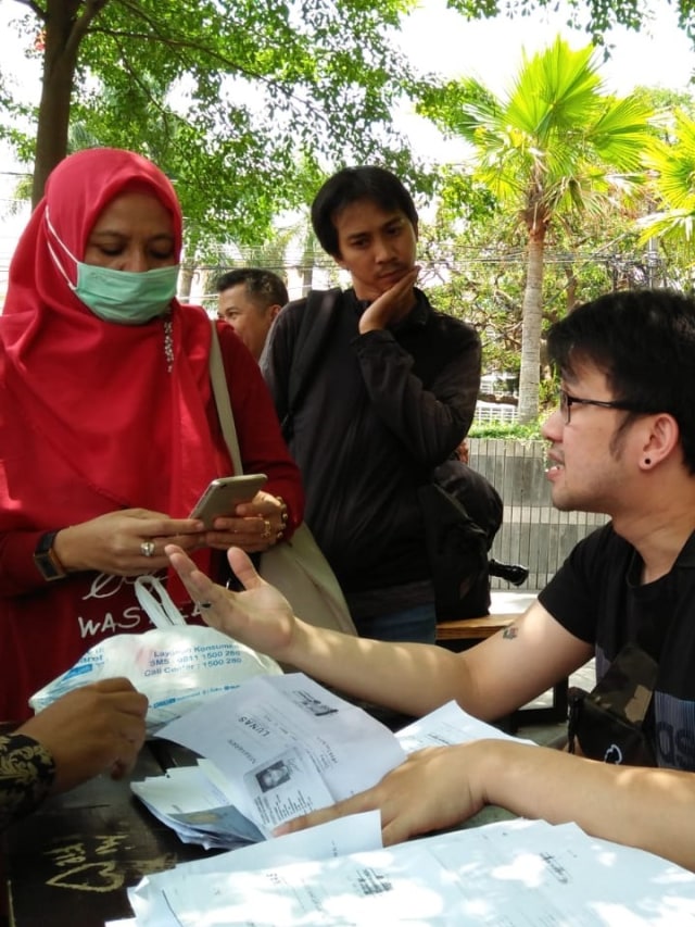 Konsumen yang merasa menjadi korban dalam kasus penipuan perusahaan Akumobil berkumpul di Taman Vanda, Kota Bandung, Selasa (5/11). Foto: Rachmadi Rasyad/kumparan