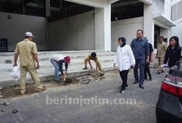 Risma Sidak ke GBT, Minta Pekerja Memperbaiki Stadion