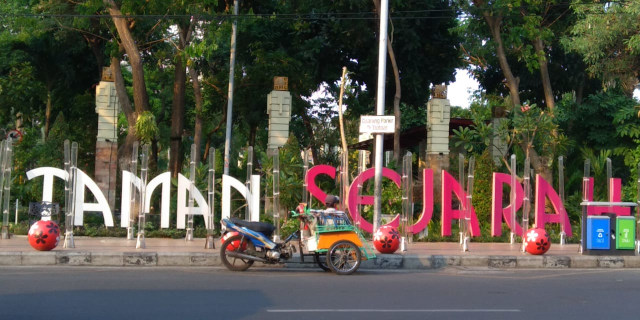 Sebelum berganti dengan nama Taman Sejarah, taman ini bernama 'Jayengrono', adipati pertama Surabaya. Foto-foto : Masruroh/Basra