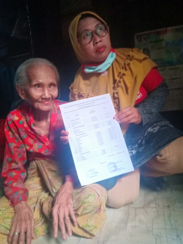 Nenek Sabariah menerima bantuan donasi dari dermawan untuk renovasi rumah, Selasa (5/11/2019). Foto: istimewa