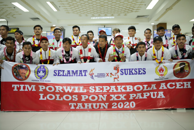 Penyambutan kepulangan tim sepak bola Aceh yang berhasil juara di Porwil X Sumatera 2019 di Bengkulu dan juga lolos ke PON XX Papua 2020, di Bandara Sultan Iskandar Muda, Selasa (5/11). Foto: Abdul Hadi/acehkini